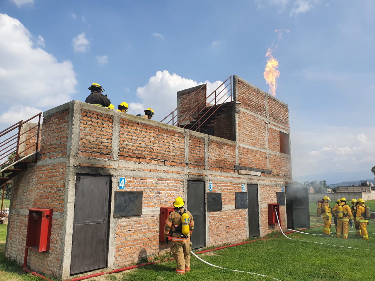Entrenamiento de brigadas industriales con fuego real